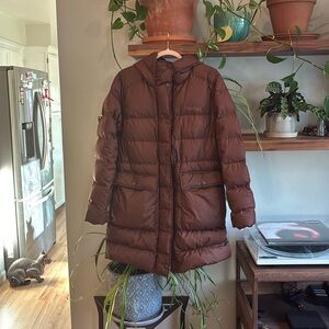 85% duck down 15% duck feather. Super warm LIKE NEW! Hardly worn